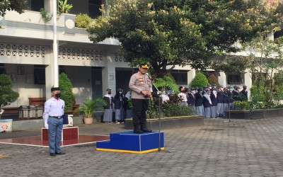 Kapolresta Yogyakarta menjadi Pembina Upacara di SMA Negeri 2 Yogyakarta